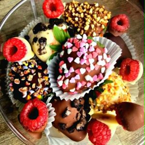 Cadeaudoosje 7 aardbeien en framboosjes in chocolade
